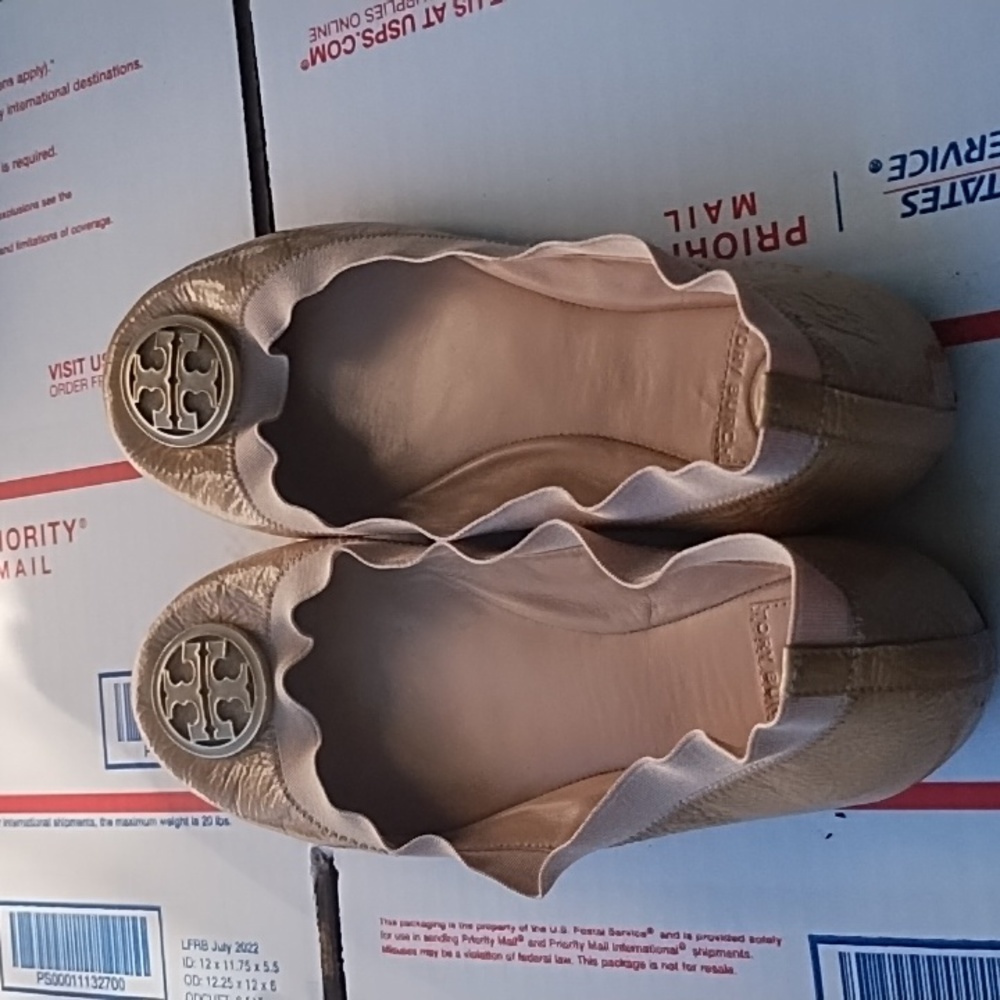 TORY BURCH CAROLINE BALLET PATENT LEATHER NUDE/BEIGE FLATS